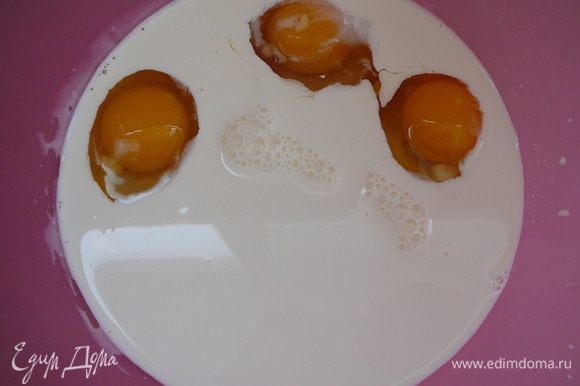 Взбить яйца со сливками, добавить соль и перец.