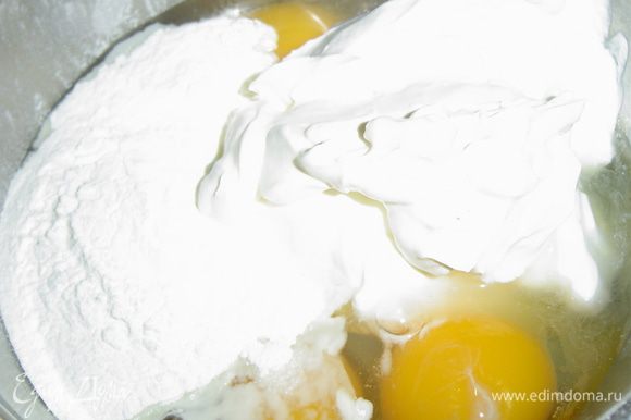 Готовим заливку, для этого смешиваем яйца, сметану, крахмал и 50 г сахара, перемешиваем до однородной массы.