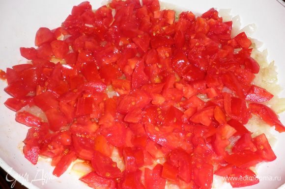 С помидор удалить шкурку и затем нарезать кубиками. В сковороде, в которой жарились перцы, подрумянить лук, добавить помидоры.
