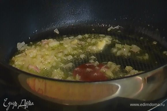 Разогреть в глубокой сковороде 1 ч. ложку сливочного и оливковое масло и обжарить лук до прозрачности.