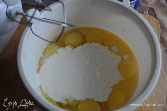 В отдельной посуде взбить яйца со сливками.