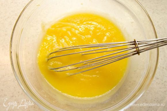 Смешиваем жидкие ингредиенты: 1 желток, пюре тыквы, тыквенный сироп.