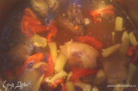 Когда овощи 10 минут проварятся, добавляем томатный сок, тушеную свеклу и зелень.