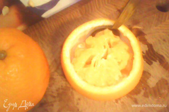 У апельсинов срезать верхушку и удалить всю мякоть. Сок отжать и смешать с сахаром, желатином и сухим апельсиновым желе.