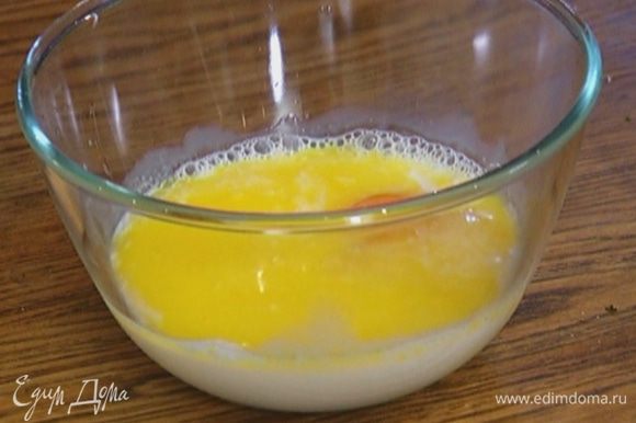В отдельной посуде соединить молоко, яйцо и растопленное сливочное масло, слегка взбить все вилкой.