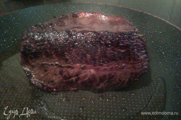 Обжариваем мясо на хорошо разогретой сковороде со всех сторон до темно-коричневой корочки. Чем лучше обжарите, тем вкуснее будет соус. Убираем мясо со сковороды