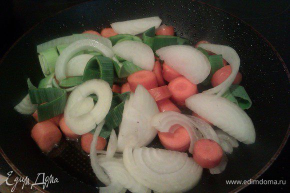 Нарезаем овощи, обжариваем в жире, оставшемся на сковороде, тоже до коричневой корочки.
