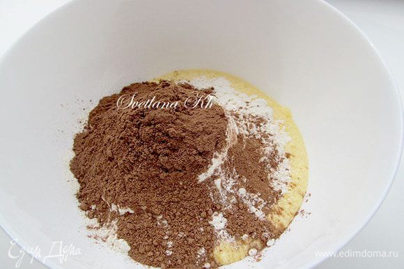 В меньшую часть добавить какао и часть муки. Замесить мягкое тесто. Оно слегка липнет вначале, но замешивается хорошо. Муку подсыпать постепенно и по немногу. Шоколадное тесто лучше разделить на 2-3 шарика и положить в морозилку. Так оно быстрее замерзнет.