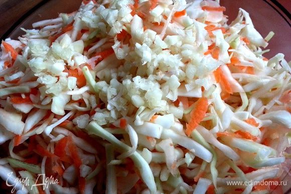 В миске соединяем капусту с морковью и жамкаем сильно руками,чтобы овощи дали сок и были мягче!Чеснок тоже туда!