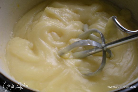 Смешать желтки с сахаром, мукой и щепоткой соли, добавить стручок ванили. Соединить ингредиенты и готовить в течении 2-х минут. Дать остыть.