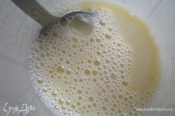 Налить пол стакана теплого молока к крахмалу, хорошенько перемешать. Аккуратно выливать в кастрюльку, помешивая.