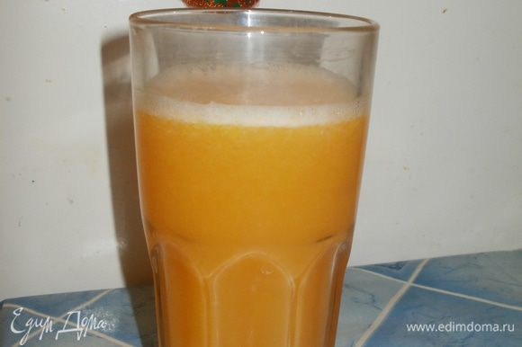 Выдавливаем сок из апельсинов и лимона.