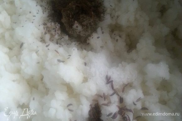 В рис отправляем тмин, соль, базилик (можно чёрный перец).
