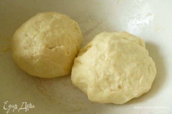 Приготовим тесто:охлажденный маргарин нарезать на кубики и перетереть с мукой до состояния крупной крошки.Сделать углубление в мучной смеси,добавить слегка взбитое вилочкой яйцо,соль,уксус и бульон и замесить очень мягкое,слегка липнущее к рукам тесто.Разделить его на 2-3 части (по количеству рулетов), посуду с тестом накрыть пленкой и поставить в холодильник минимум на час.Тесто можно приготовить также с вечера и оставить его в холодильнике до утра.Мука,яйцо бывают разные,поэтому количество муки и бульона может варьироваться-плюс минус одна ложка.