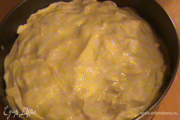 В самом конце накрываем всё свисающими с формы краями теста. Если у Вас осталось тесто, можно накрыть им сверху пирог. Смазываем маслом и ставим в разогретую до 180 градусов духовку на 1 час. Пастийя должна подрумянится.