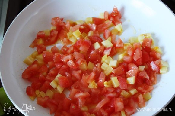 Добавить помидоры и тушить еще 5 минут.
