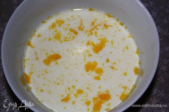 В миске смешать яйца, молоко и чуть-чуть соли. Если готовите ребенку до года,то соль не добавляйте.