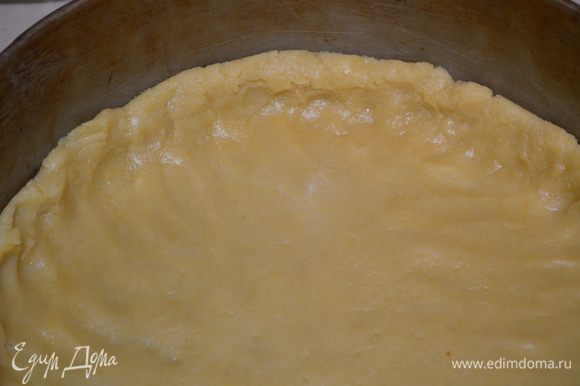 разъемную форму 24 см смазать маслом и выложить туда тесто, руками его распределить по форме, сделав бортики 2 см