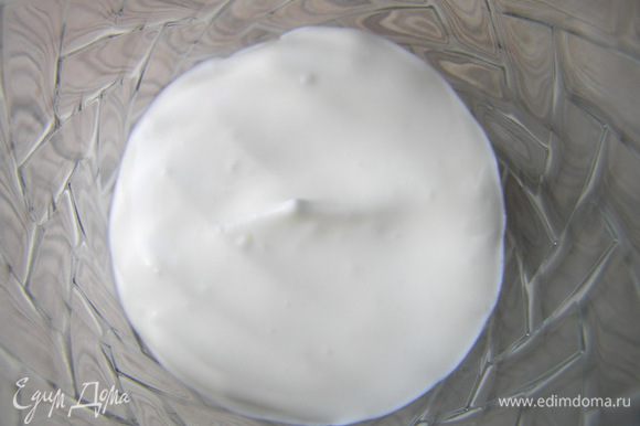 Сливки взбить с сахарной пудрой до устойчивых форм пик, разложить по 2-3 ст.л. поверх бисквита.