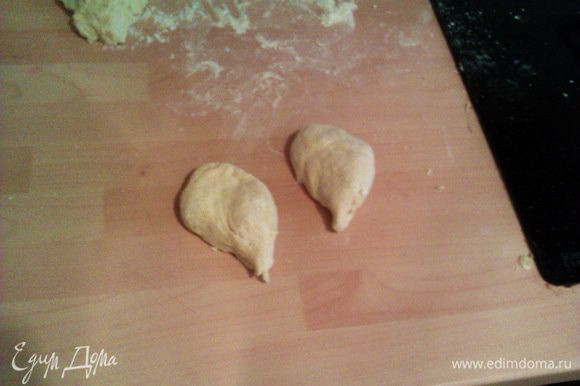 Я делала еще булочки-сердечки. Из кусочка теста формируем две капельки...