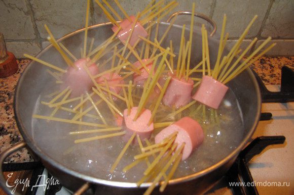 варить в подсоленой воде, до готовности спагетти.