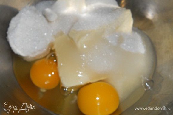 Делаем песочное тесто - яйца, сахар и масло растереть, добавить разрыхлитель