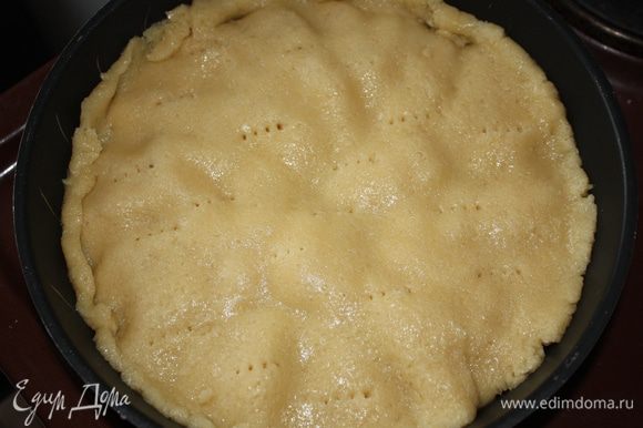 Раскатать тесто и накрыть им яблоки. Поставить в духовку на 25 минут.