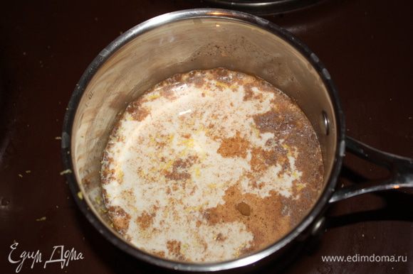 В кастрюльку влить молоко, добавить корицу, ванилин, цедру лимона и довести до кипения.