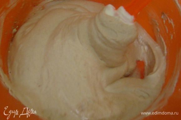 После добавления сухих ингредиентов тесто вымешивать недолго, чтобы бисквит был пышным, а не как резина))