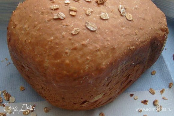Поставить программу выпечки "Белый хлеб" или "Французский хлеб", размер буханки - 750 г, корочка - темная.