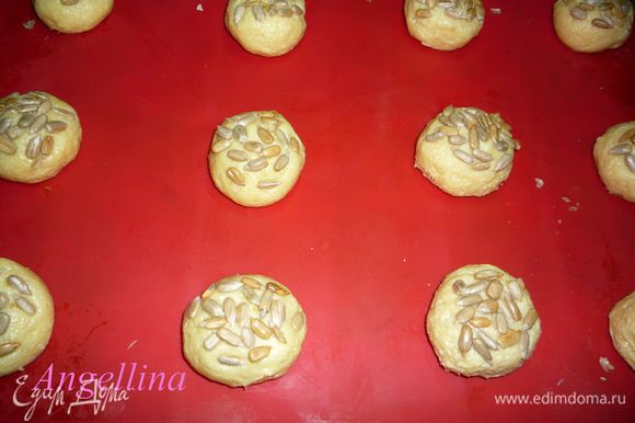 Поверх печенья можно уложить семечки, орехи, мелко порезанные сухофрукты, слегка вдавив их в тесто. Выпекать в разогретой до 180 градусов духовке минут 25 - 30.