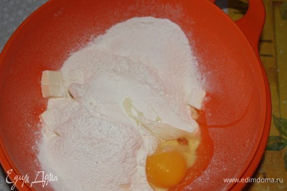 Добавляем муку, соль, яйцо и замешиваем тесто.
