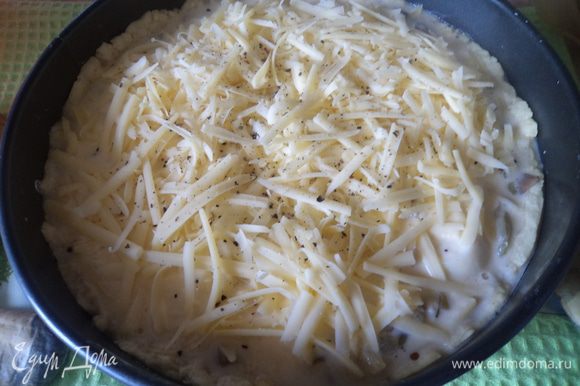 Пока тесто в холоде делаем начинку. Лук режем мелкими кубиками, сыр трем, грибы разморозить и отжать.
