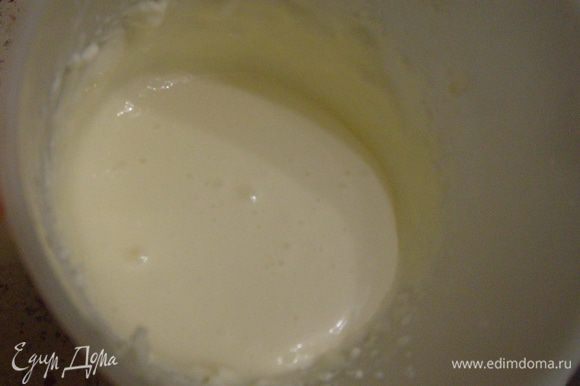 Для начинки сливочный сыр взбить с сахаром. Затем добавить к нему яйца, просеянную муку и перемешать.
