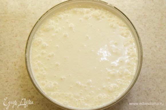 Творожно-йогуртовое суфле: Замочить желатин в молоке. Спустя минут 10 нагреваем желатин с молоком в микроволновке в течение 30 секунд на максимальной мощности. Желатин должен распуститься. Все ингредиенты смешиваем с помощью погружного блендера. Наша задача получить однородную массу. Добавляем молоко с желатином и еще раз все хорошо перемешиваем.