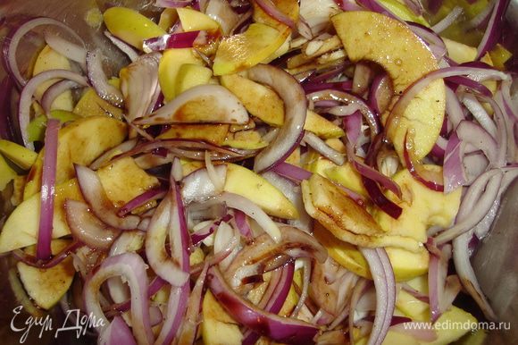 Смешаем лук и яблоки с небольшим количеством соли, бальзамика, соевого соуса и растительного масла - приправляем слегка...
