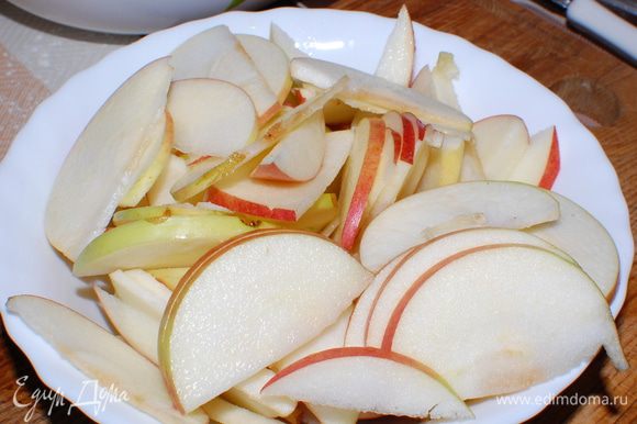 У яблок удалить сердцевину, разрезать на половинки и тонко нарезать, сбрызнуть лимонным соком.