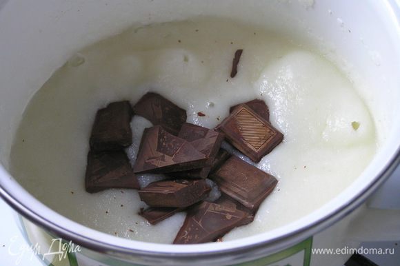 Из воды и манки сварить кашу, добавить поломанный на кусочки шоколад, перемешать.