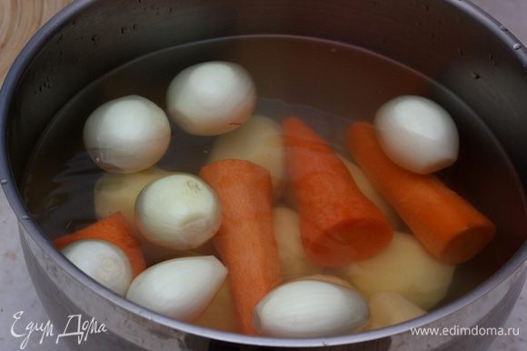 Теперь займитесь подготовкой овощей для второй закладки. Почистите картофель, морковь, мелкий лук, репу (если есть). Если морковь средняя или крупная - порежьте на куски сантиметра по три. Также поступите с картофелем. Правда его можно оставить крупнее. Репу порежьте как картофель. Почистите луковицы.