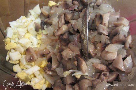 Для фарша грибы сварить, мелко нарезать и пассеровать с луком 10 минут. Охладить и добавить рубленые яйца, соль, перец, посолить,поперчить.