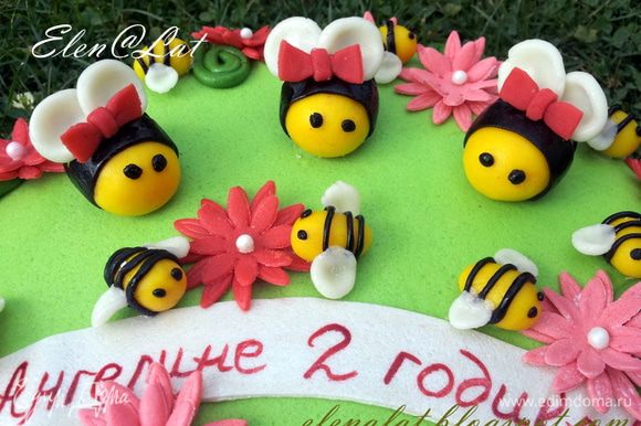 Теперь украшаем дальше наш торт, с помощью цветочков, маленьких пчелок.