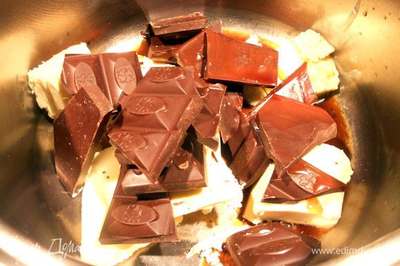 Шоколад соединить со сливочным маслом в небольшой кастрюле, растопить на медленном огне или водяной бане.