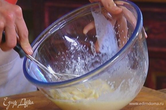 Яйца соединить с оставшимся сахаром, слегка взбить венчиком, добавить кефир и 1/4 стакана оливкового масла, перемешать.