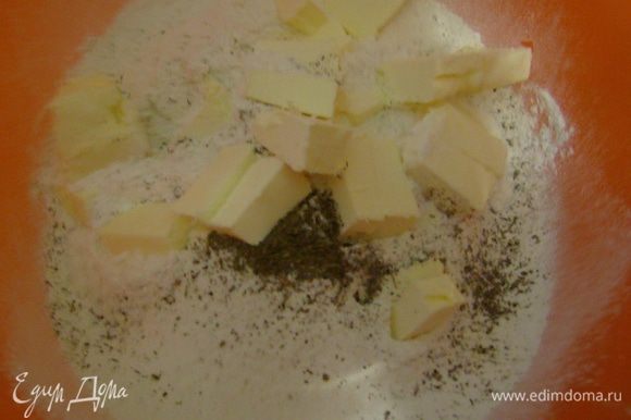 Для приготовления теста просеять муку, добавить соль и сушеный тимьян. Добавить сливочное масло, перетереть полученную смесь в крошку. Добавить желтки, воду и замесить быстро тесто. Скатать в шар и поставить в холодильник на 30 мин.