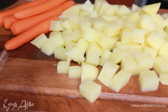 Картофель и морковь очистить. Картофель нарезать маленькими кубиками, морковь - тонкими кружочками.