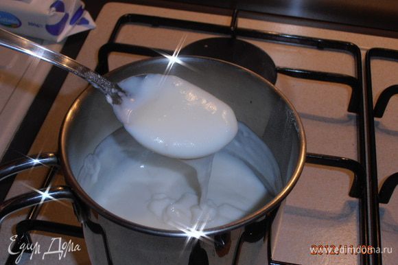 Готовим крем: 150 г молока тщательно размешать с крахмалом и мукой до однородной массы. Другие 150 г молока поставить на огонь и довести до кипения.