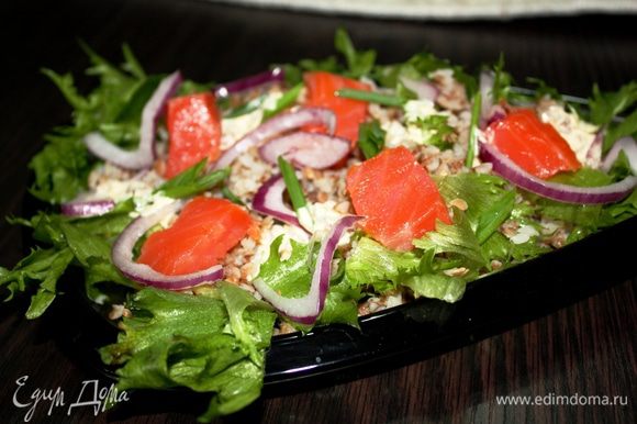 Выкладываем гречку и добавляем наш салатик,сверху добавляем запраку,порезанный зеленый лучок и перемешиваем. Наслаждайтесь!!!