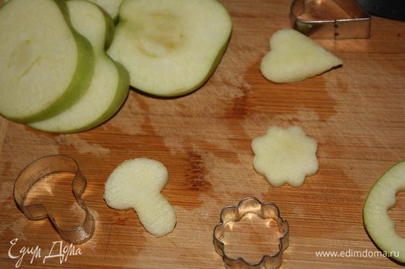 Яблоки порезать ломтиками и вырезать формочками фигурки.