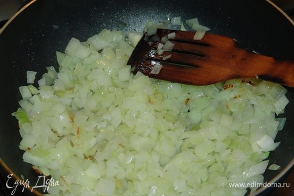 Чистим, нарезаем лук и пассеруем до размягчения. Добавляем мелко рубленный чеснок и креветки. Отдельно отвариваем рис.