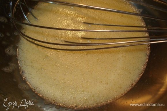 Яйца соединить с сахаром, поставить на водяную баню .Интенсивно помешивая, держать, пока масса не достигнет 50-60°С.